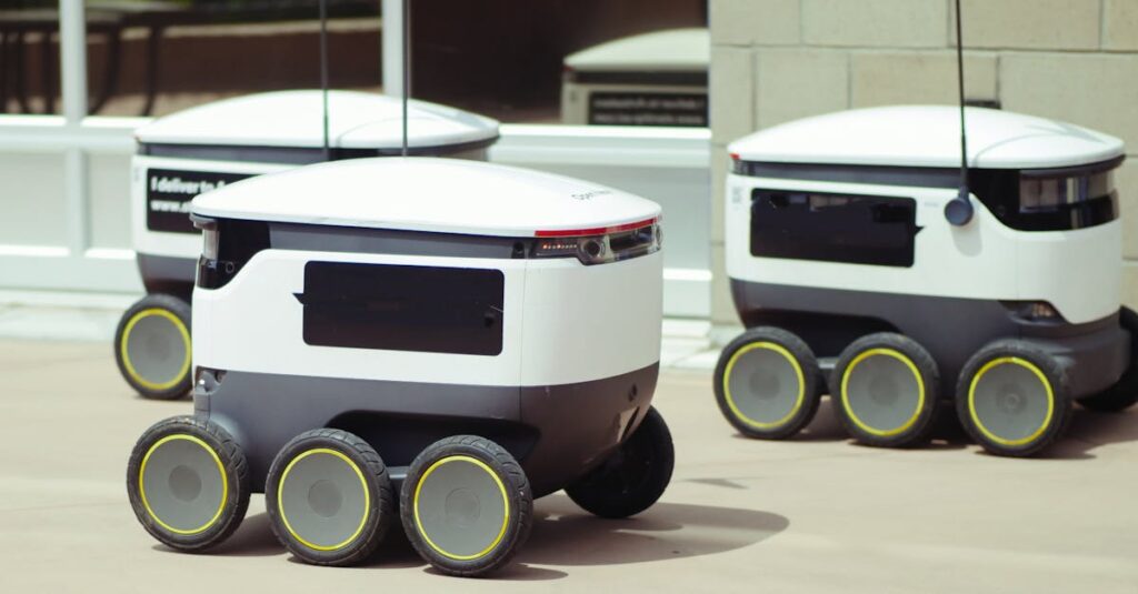 IA y rutas inteligentes Advanced autonomous delivery robots in an outdoor urban setting, showcasing modern technology.